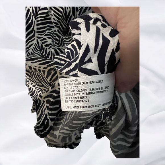 A button down shirt by Goodfellow & Co in size medium - Picture 4 of 6